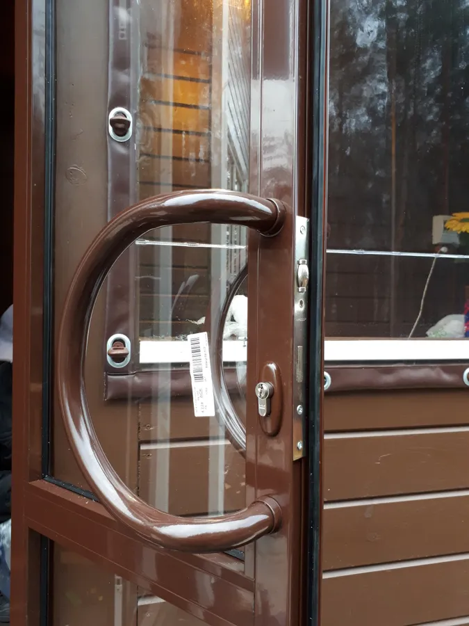 Ручка скоба с  шариковым замком на входной группе. Штульповое распашное открывание. 