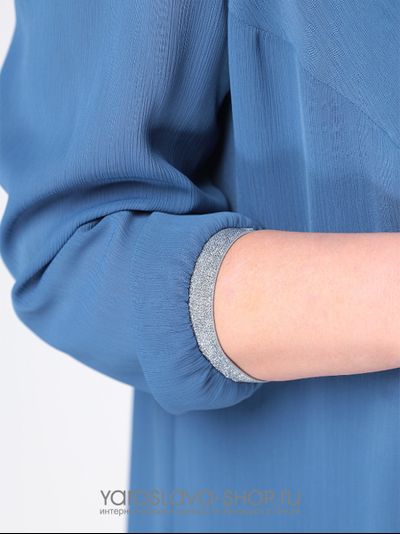 Платье А-силуэта из жатого шифона голубого цвета с брошью