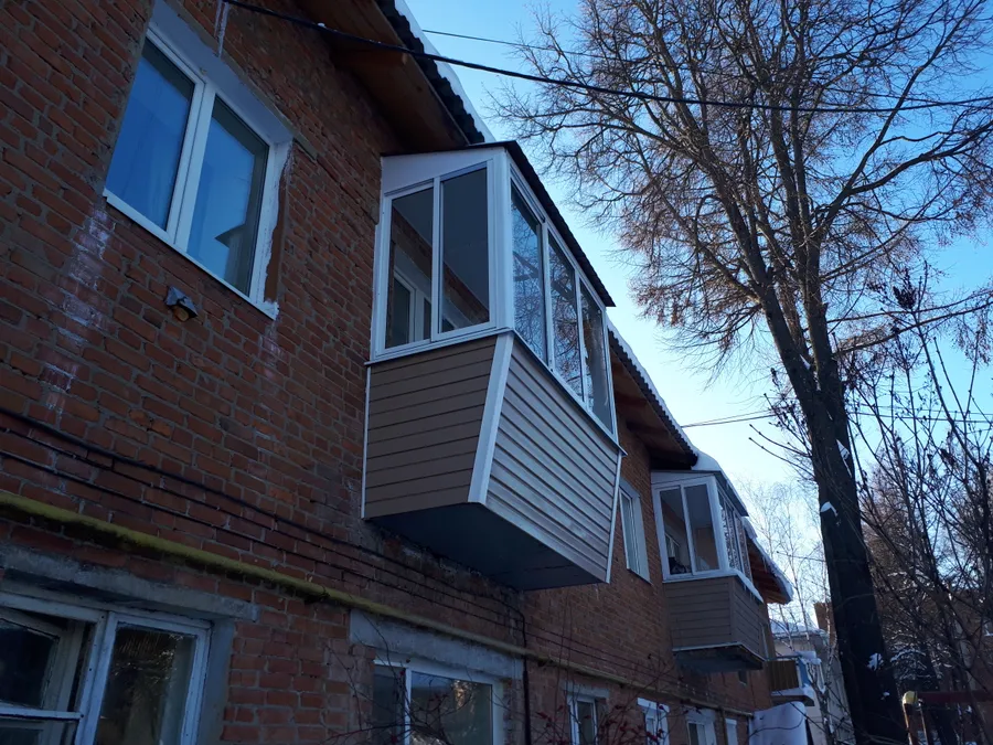 Отделка балкона сайдингом. Балкон с выносом