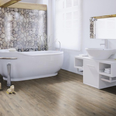 Виниловый пол Wineo 400 Wood Embrace Oak Grey DLC00110 в интерьере ванной