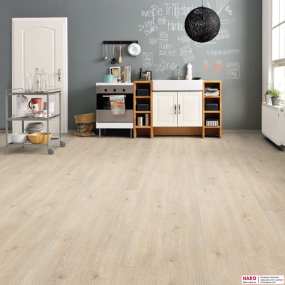 Декор ламината Haro Tritty 100 Gran Via Дуб Контура Каменно-Серый 531917 в интерьере комнаты