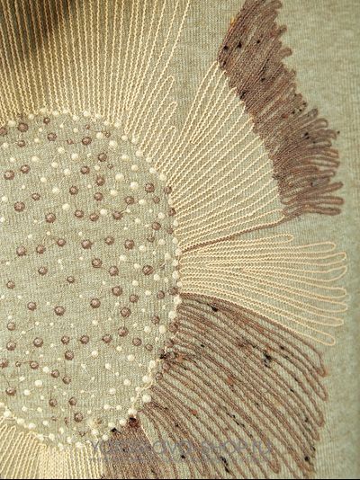 Женский костюм с трикотажным джемпером зеленого цвета и бежевыми брюками