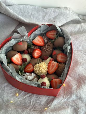 Коробка сердце с клубникой в шоколаде