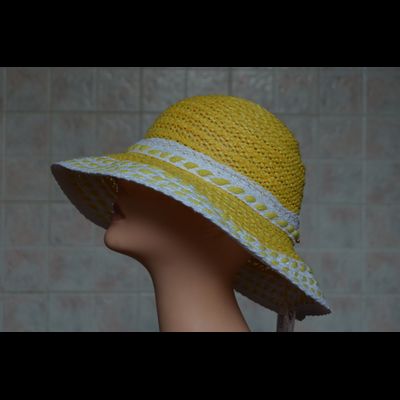 Желтая шляпа женская с белыми полями