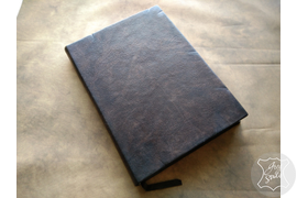 ежедневник нестандартного формата (19х26 см) с обложкой из натуральной кожи и состаренными страницами.
Выполнен в виде старинной книги.