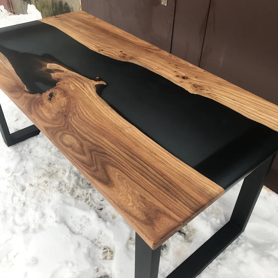 Стол с рекой дымчато-черного цвета. Работа spilcenter.com