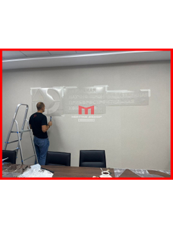 Монтаж лого в офисе на стену