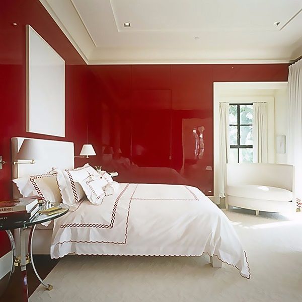 красная стеклянная стена со скрытой дверью