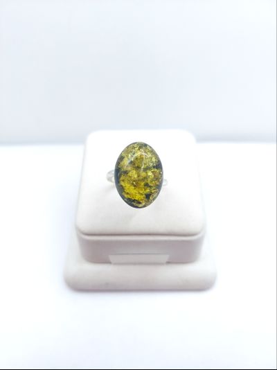 Кольцо овальное без оправы с зеленым янтарем