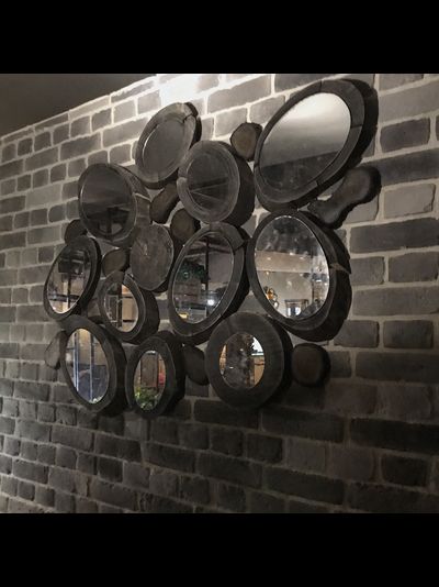 декор стены из спилов с зеркалами