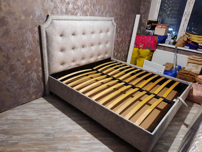 ОДНОСПАЛЬНАЯ, ДВУСПАЛЬНАЯ КРОВАТЬ ИНЕСС, МЯГКОЕ ИЗГОЛОВЬЕ С ГВОЗДИКАМИ И ПУГОВИЦАМИ, ФАНЕРА, НА НОЖКАХ, С ПОДЪЕМНЫМ МЕХАНИЗМОМ И БЕЛЬЕВЫМ ЯЩИКОМ, НЕДОРОГО