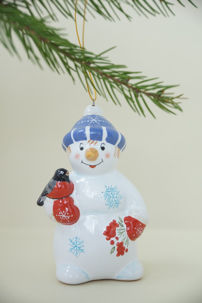 Снеговик с рябинкой