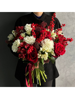 ЯРКИЙ БУКЕТ БЕЗ УПАКОВКИ ИЗ КРАСНЫХ РОЗ, АЛЬСТРОМЕРИЙ, ГВОЗДИК, С ДОБАВЛЕНИЕМ СКИМИИ И ИЛЕКСА - (АРТ. С47)