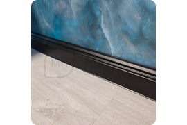 Графическая четкость: монтаж черного плинтуса Dollken Hamburg Style 80 обеспечивает безупречную геометрию линий и четкость форм, создавая эффектный визуальный акцент в любом интерьере.