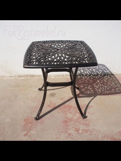 кофейный столик Milan из литого алюминия.