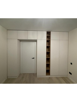 Шкаф вокруг двери, с открытыми полками