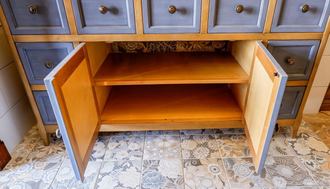 Тумба с двумя встроенными мойками с мраморной столешницей.