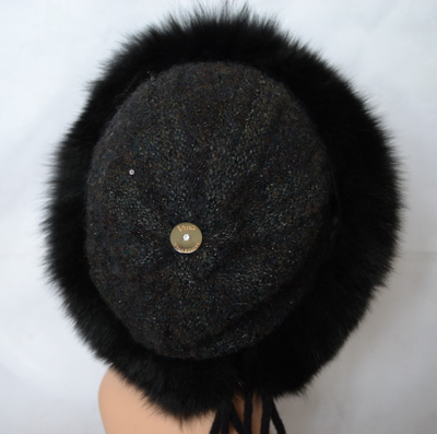 шапка с мехом черного цвета