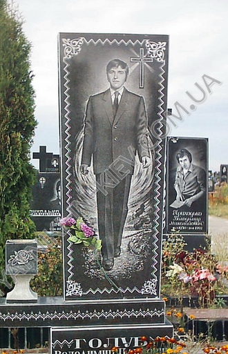 Фото вертикального бюджетного памятника на могилу прямоугольной формы с гравировкой по краям в СПб