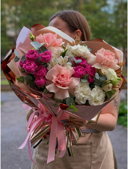 Букет с розами "Пионовидный"