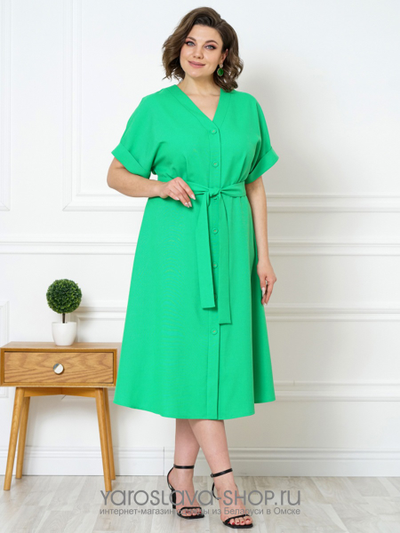 Летнее женское платье зеленого цвета с узором на спине