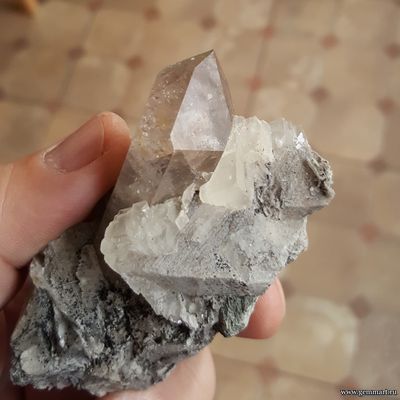 Горный хрусталь (разн. кварца) с кальцитом  на хлорит-серицитовом сланце. Россия. 78*44*25мм