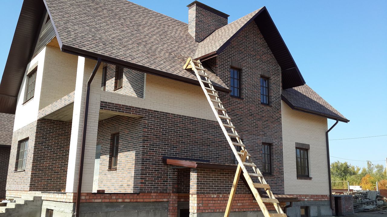 кирпично деревянный дом. соломенный брылино. фасады коттеджей из кирпича. белый кирпичный дом. кирпич этажи.
