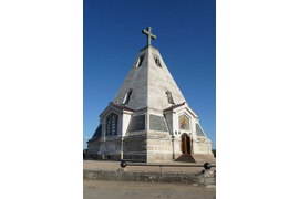На Братском кладбище Севастополя, которое находится на Северной стороне, расположена одна из главных святынь полуострова Крым – храм-часовня Святого Николая (Николы Морского).