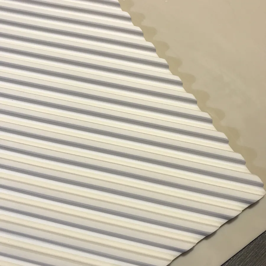 Поверхность панели должна быть гладкой и без изъянов!