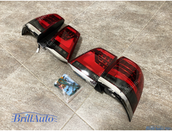 Cтопы Toyota Land Cruiser 200 07-15 в стиле 21 года LED (красные с темным низом)