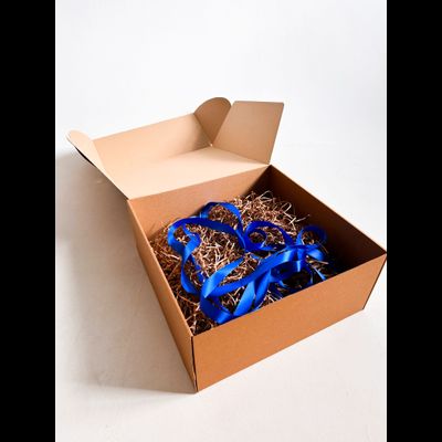 Огромная подарочная коробка GILEV 45х45х20см с синей лентой и наполнителем крафт