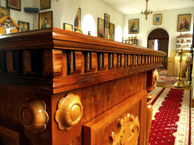 Дентлы на панихидном столике в храм