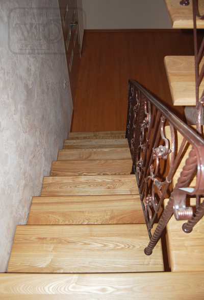 л-51. кованое ограждение, столбы "косичка." ступени - массив бука. металлический поручень