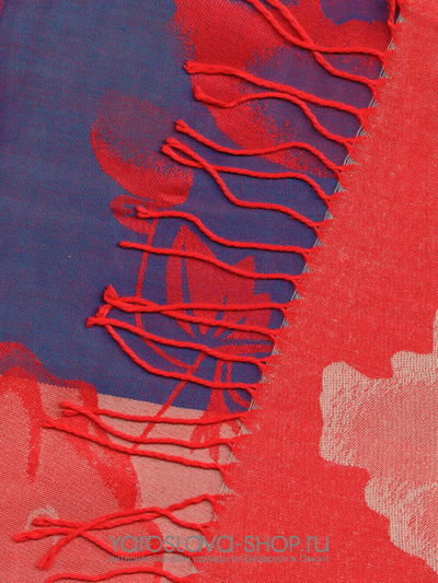 Палантин красный с серо-синими цветами и бахромой