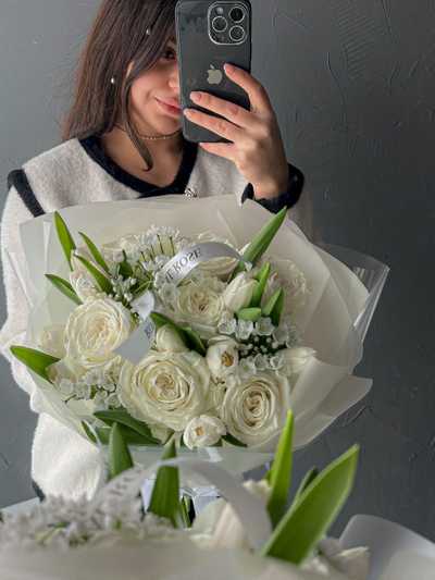 "Подснежники на снегу"  - букет из роз тюльпанов и аллиума