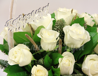 "Завтрак в Париже" - корзина с 25 белыми розами