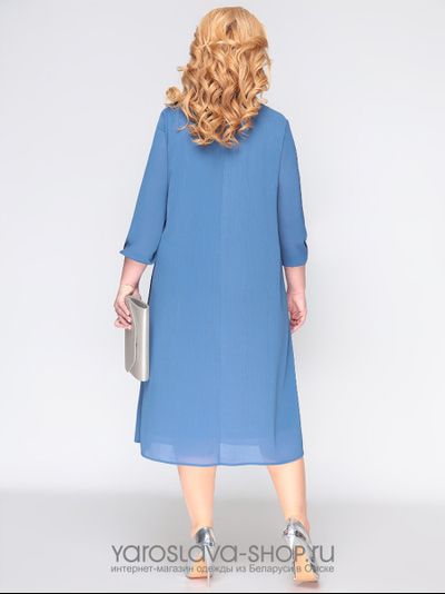 Платье А-силуэта из жатого шифона голубого цвета с брошью