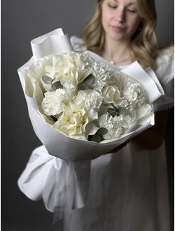 Сборный белый букет из французской розы и диантусов