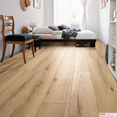 Декор ламината Haro Tritty 100 Gran Via Дуб Италика Кремовый 530693 в интерьере комнаты