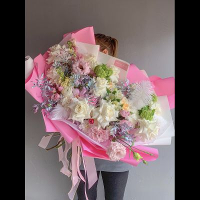 Огромный букет с розами и экзотикой