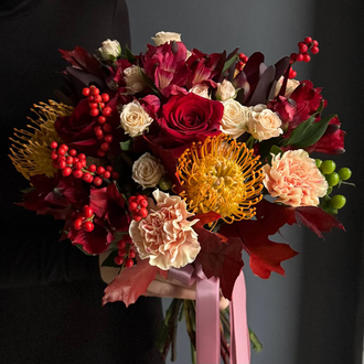 БУКЕТ БЕЗ УПАКОВКИ В СОЧЕТАНИИ ОДНОГОЛОВЫХ И КУСТОВЫХ РОЗ, НУТАНА, ГВОЗДИК, АЛЬСТРОМЕРИЙ, ЛЕУКАДЕНДРОНА И С ДОБАВЛЕНИЕМ ИЛЕКСА - (АРТ. С37)