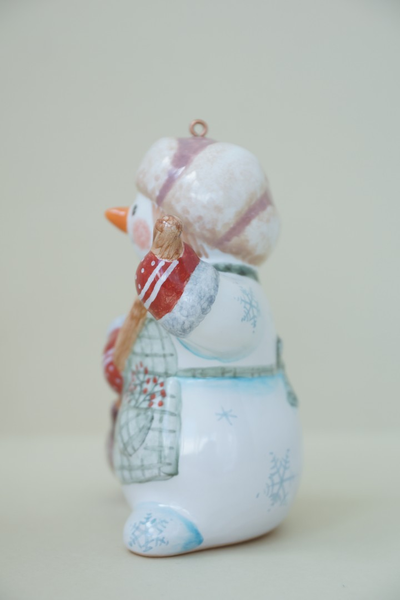 Снеговик с метлой