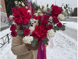 Композиция в плетеной корзине "Цветущее восхождение"