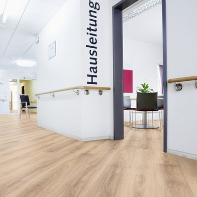 Ламинат Wineo Дуб Коричневый традиционный LA024-002 в интерьере офиса