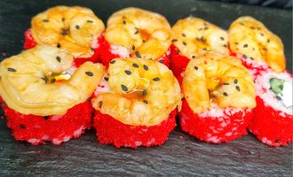 РОЛЛ С КРЕВЕТКОЙ ПОД СОУСОМ ,,СПАЙСИ&quot;