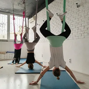 аэройога, воздушная йога в гамаках