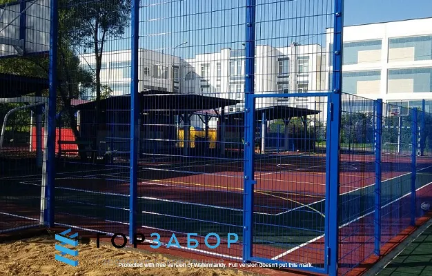 Спортивное ограждение синего цвета из 3D решеток