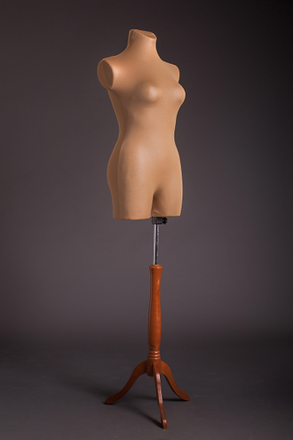 MDT-10 R Манекен женский с бедром телесного цвета на коричневой деревянной подставке