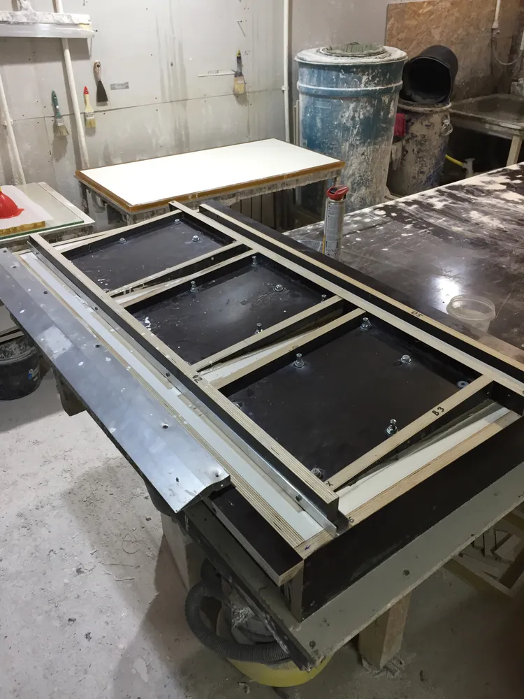 Форма с каркасом и необходимыми оснастками. Идет изготовление световой панели.