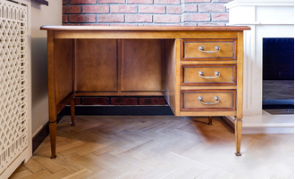 Письменный стол с тумбой справа с 3 выдвижными ящиками.